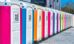 Ile kosztuje wynajem toi toi? Poznaj ukryte koszty i szczegóły