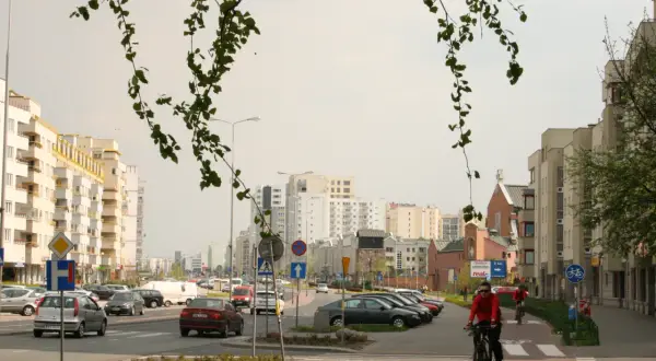 Czy większość terenów zielonych w Warszawie to dzieło natury czy człowieka?