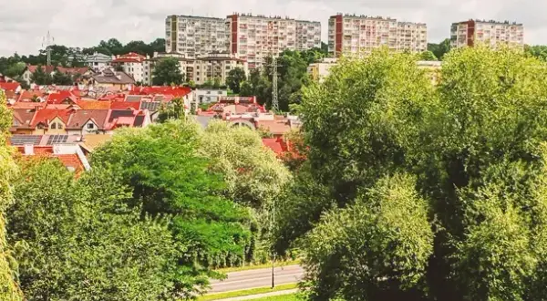 Jak dojechać do osiedla złotego wieku w Krakowie – proste trasy i wskazówki