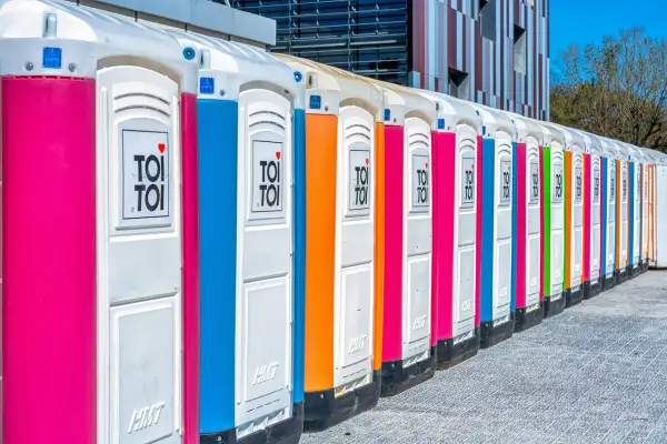 Ile kosztuje wynajem toi toi? Poznaj ukryte koszty i szczegóły